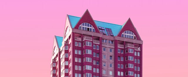 Wolkenkratzer vor pinkem Himmel