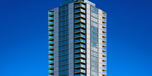 Wolkenkratzer vor tiefblauem Himmel